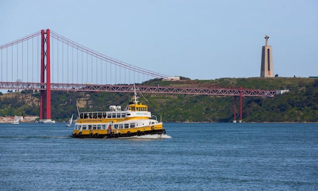 Paseo en barco por el Rio Tejo en Lisboa Paseo en barco por el Rio Tejo en Lisboa