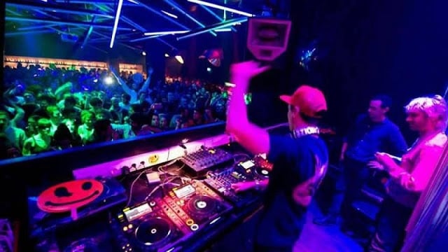 DJ animando la discoteca Lux Frágil en Lisboa DJ animando la discoteca Lux Frágil en Lisboa