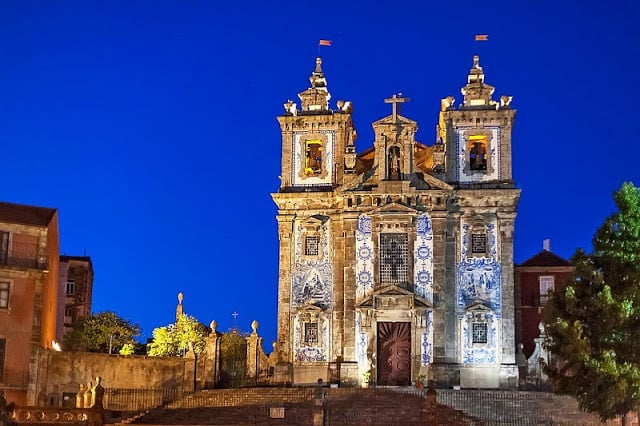 Iglesia de Santo Ildefonso por la noche Iglesia de Santo Ildefonso por la noche