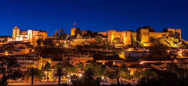 Vista de Silves y su castillo por la noche Vista de Silves y su castillo por la noche