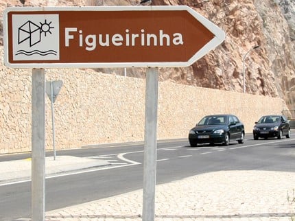Carteles señalando- Acceso a Praia da Figueirinha Carteles señalando- Acceso a Praia da Figueirinha