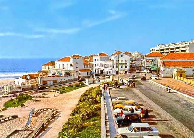Estacionamiento y parque para niños en la Praia das Maçãs Estacionamiento y parque para niños en la Praia das Maçãs