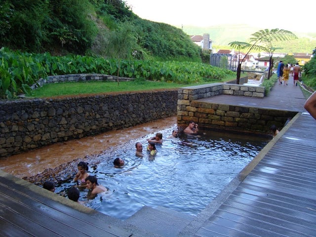 Bañistas en la Poça da Dona Beija Bañistas en la Poça da Dona Beija