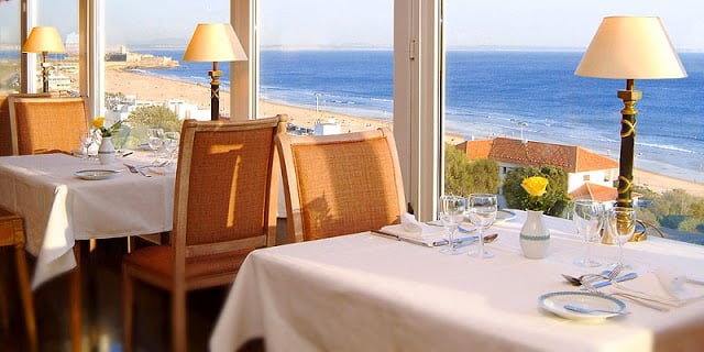 Restaurante con vista a la Praia de Carcavelos Restaurante con vista a la Praia de Carcavelos