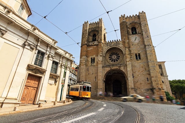 Sé (catedral) y tranvía en Lisboa Sé (catedral) y tranvía en Lisboa