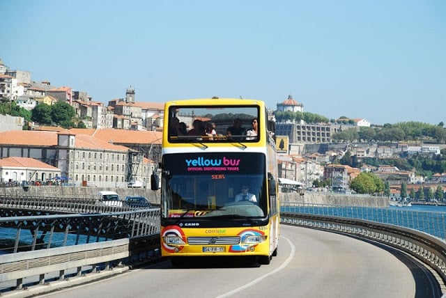 Paseo de Yellow Bus en Oporto Paseo de Yellow Bus en Oporto